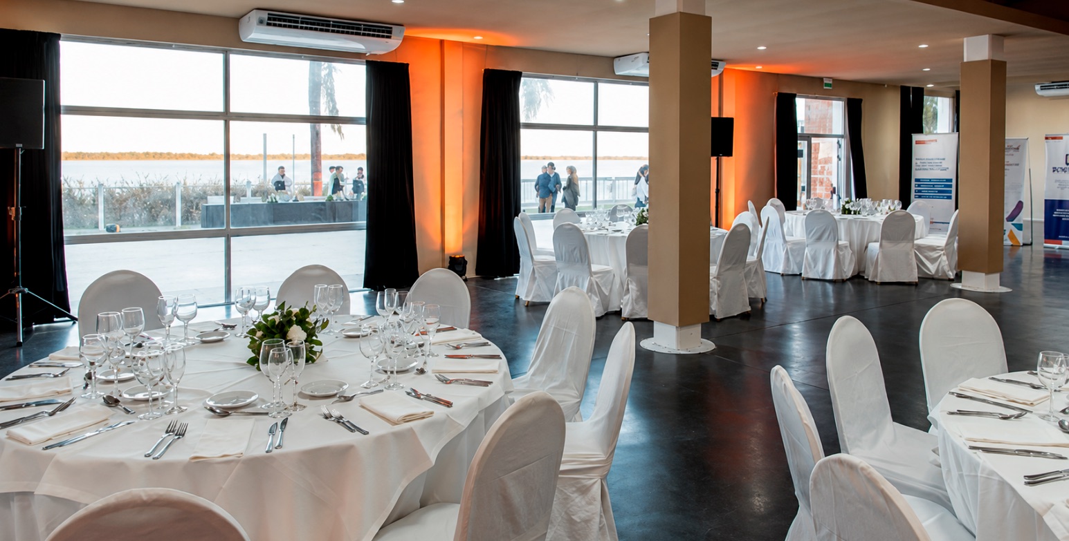 Interior del Salón Muelle con vistas al río Paraná
